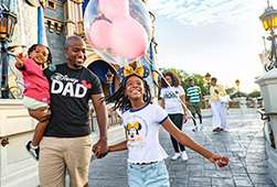 Padre e hijas se divierten en Walt Disney World